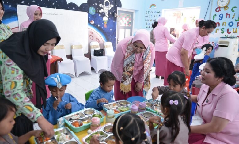 KETUA YKB JATIM SALURKAN MAKAN BERGIZI GRATIS DI SITUBONDO DAN BONDOWOSO 1000165621