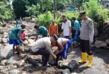 KOMPAK, POLISI DAN TNI BERSAMA WARGA PASANG BRONJONG ANTISIPASI BANJIR SUSULAN DI SITUBONDO 1000165623