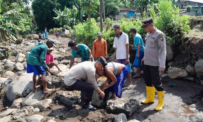 KOMPAK, POLISI DAN TNI BERSAMA WARGA PASANG BRONJONG ANTISIPASI BANJIR SUSULAN DI SITUBONDO 1000165623