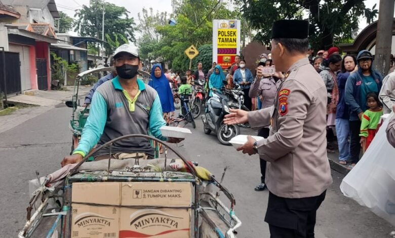 JUMAT BERKAH, POLISI BERBAGI NASI KOTAK UNTUK WARGA DI SIDOARJO 1000165625