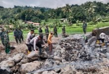 GOTONG ROYONG, POLISI BERSAMA TNI DAN WARGA BERSIHKAN MATERIAL BANJIR BANDANG DI BONDOWOSO 1000165787