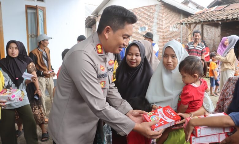 KAPOLRES PROBOLINGGO BERSAMA BUPATI TERPILIH BERI BANTUAN SEMBAKO UNTUK WARGA TERDAMPAK BANJIR BANDANG 1000166550