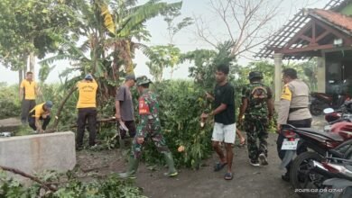 SINERGITAS POLISI BERSAMA TNI DI KEDIRI, GELAR BAKSOS BANTU WARGA TERDAMPAK BENCANA ALAM 1000166999