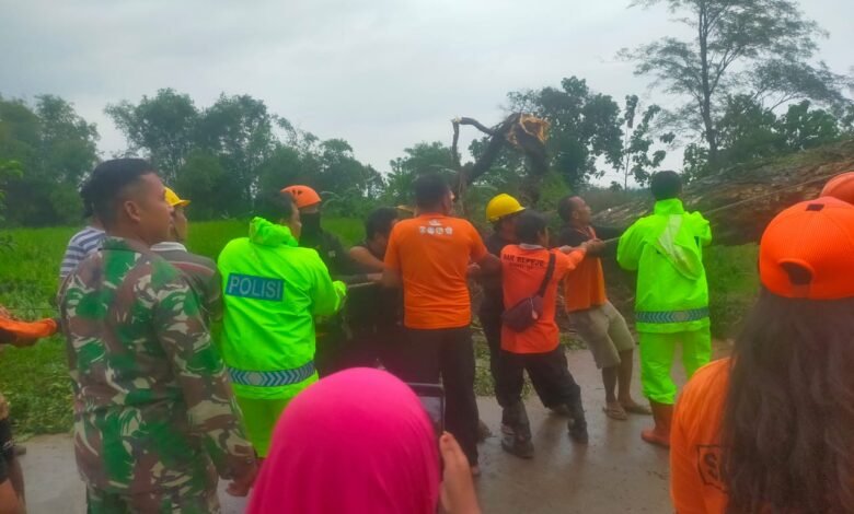 SINERGITAS POLRES NGAWI BERSAMA TNI GOTONG ROYONG TANGANI BENCANA HIDROMETEOROLOGI 1000167184