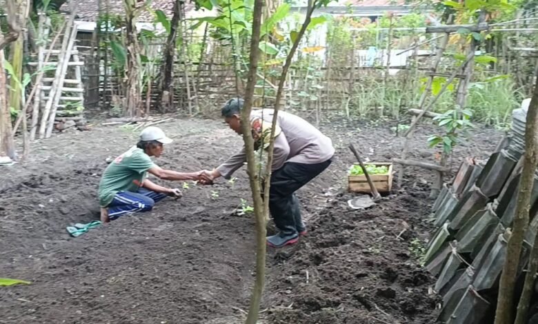 WUJUDKAN KETAHANAN PANGAN, BHABINKAMTIBMAS POLRES NGANJUK AJAK WARGA MANFAATKAN LAHAN SELA 1000167188