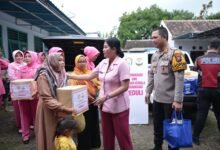 POLRES SITUBONDO DAN BHAYANGKARI SALURKAN BANTUAN KEPADA WARGA TERDAMPAK BANJIR 1000167218