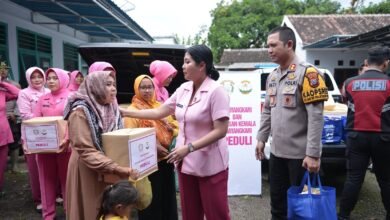 POLRES SITUBONDO DAN BHAYANGKARI SALURKAN BANTUAN KEPADA WARGA TERDAMPAK BANJIR 1000167218