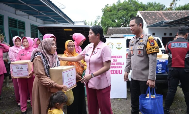 POLRES SITUBONDO DAN BHAYANGKARI SALURKAN BANTUAN KEPADA WARGA TERDAMPAK BANJIR 1000167218