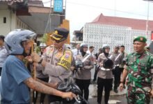 OPERASI KESELAMATAN SEMERU, POLRES TRENGGALEK BAGI-BAGI HELM GRATIS 1000167782