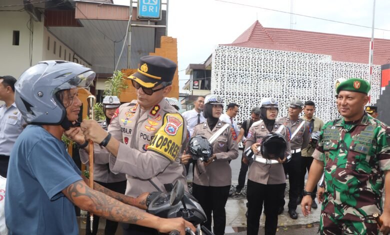 OPERASI KESELAMATAN SEMERU, POLRES TRENGGALEK BAGI-BAGI HELM GRATIS 1000167782