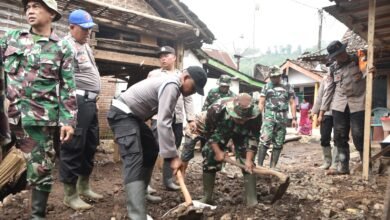 POLRES BONDOWOSO BERSAMA FORKOPIMDA GELAR BAKSOS SALURKAN BANTUAN PASCA BANJIR BANDANG 1000167814