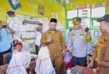 KAPOLRES GRESIK DAN BUPATI BERBAGI MAKAN BERGIZI UNTUK PELAJAR SEKOLAH DASAR 1000167848