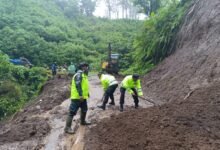 POLRES MALANG TERJUNKAN TIM TANGGAP BENCANA TANGANI LONGSOR DI JALUR WISATA BROMO 1000167901