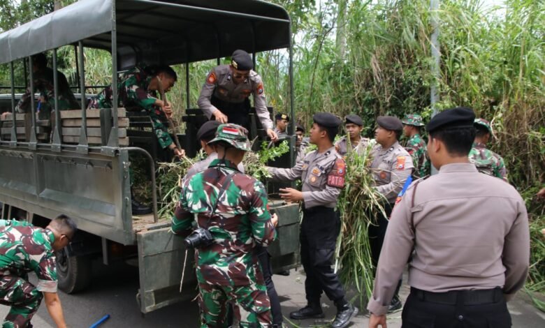 PERKUAT SINERGITAS DAN SOLIDITAS TNI - POLRI DI MALANG KOMPAK LAKSANAKAN KARYA BAKTI PADA HUT KE - 64 KOSTRAD 1000168001