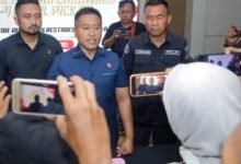 POLRESTABES SURABAYA AMANKAN 3 TERDUGA PELAKU PENGEROYOKAN DI SPBU BANJAR SUGIHAN 1000168488