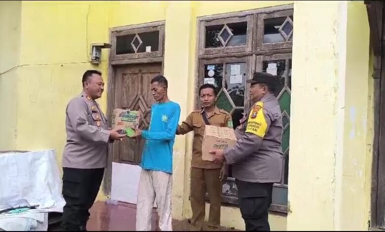 POLRES PASURUAN SALURKAN BANTUAN UNTUK WARGA TERDAMPAK ANGIN KENCANG DI 6 KECAMATAN 1000168494