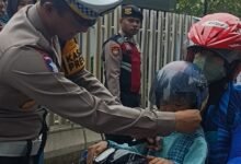 OPERASI KESELAMATAN SEMERU 2025, POLRES KEDIRI KOTA TINDAK PELANGGAR DAN BAGIKAN HELM SECARA GRATIS 1000168809