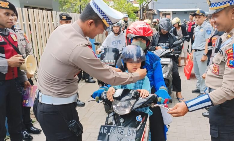 POLRES KEDIRI KOTA BERI HADIAH HELM SNI UNTUK PENGENDARA RODA DUA DI OPS KESELAMATAN SEMERU 2025 1000169197