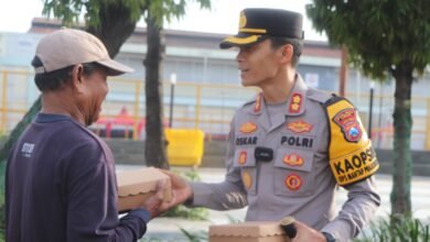 OPERASI KESELAMATAN SEMERU DI JUMAT BERKAH POLRES TUBAN AJAK MASYARAKAT TERTIB LALIN DENGAN BERBAGI NASI KOTAK 1000169506