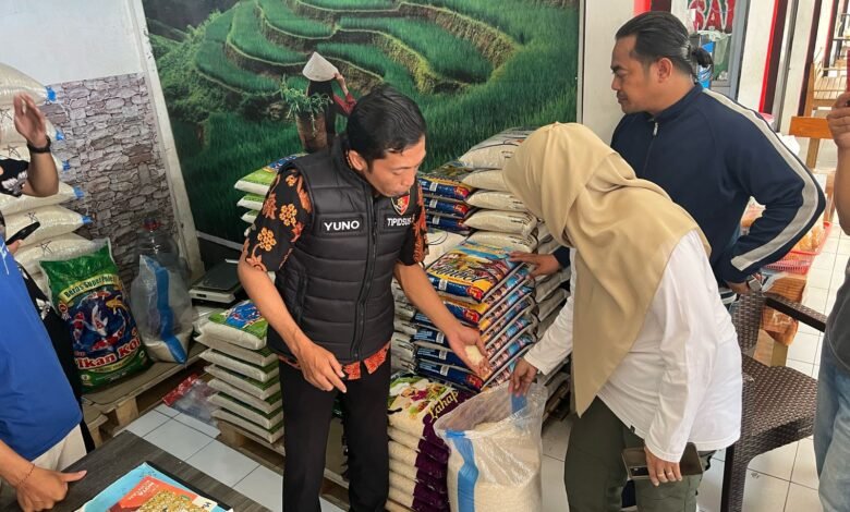 TIM SATGAS PANGAN POLRES BLITAR KOTA SIDAK PASAR CEK KETERSEDIAAN BAPOKTING JELANG RAMADHAN 1000169617