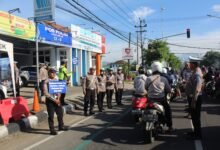 MOMEN VALENTINE, POLRES TRENGGALEK SOSIALISASI TERTIB LALIN DENGAN BAG-BAGI COKLAT DAN BONEKA 1000169622