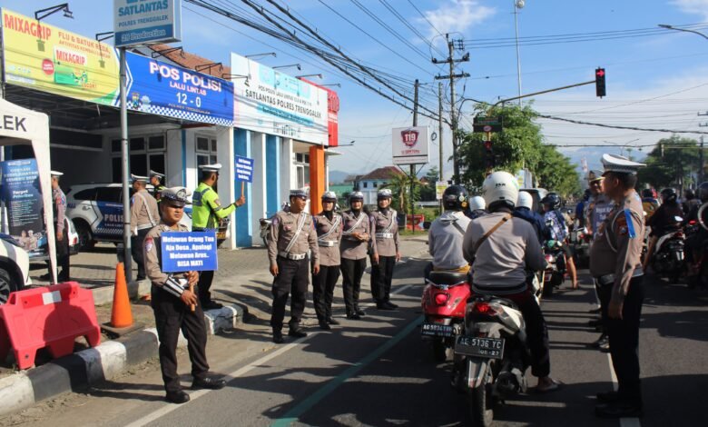 MOMEN VALENTINE, POLRES TRENGGALEK SOSIALISASI TERTIB LALIN DENGAN BAG-BAGI COKLAT DAN BONEKA 1000169622