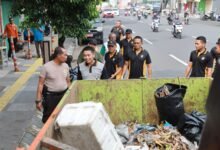 RESPON KELUHAN MASYARAKAT SAAT CURHAT KAMTIBMAS POLISI KERJA BHAKTI BERSIHKAN TUMPUKAN SAMPAH DI JEMBER 1000169632