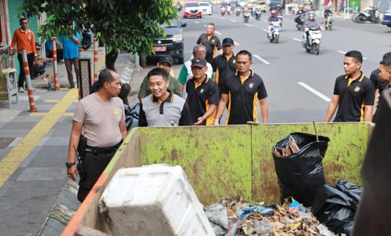 RESPON KELUHAN MASYARAKAT SAAT CURHAT KAMTIBMAS POLISI KERJA BHAKTI BERSIHKAN TUMPUKAN SAMPAH DI JEMBER 1000169632