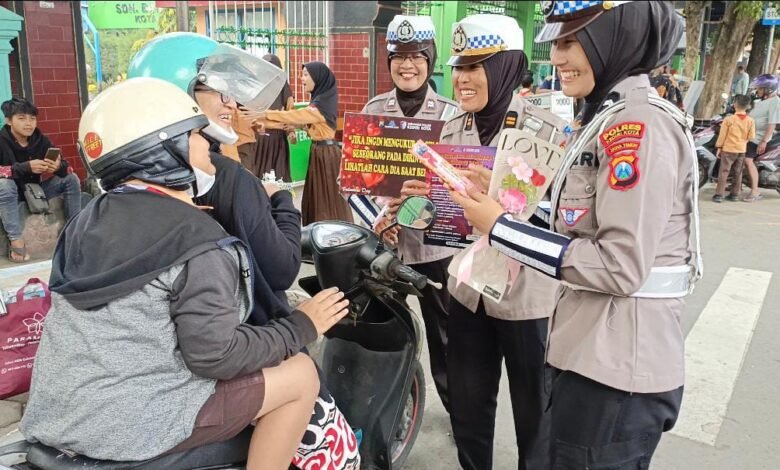 MANISNYA KASIH SAYANG DI JALAN RAYA: SATLANTAS POLRES KEDIRI KOTA BAGIKAN COKELAT DAN BUNGA DI HARI VALENTINE 1000169960
