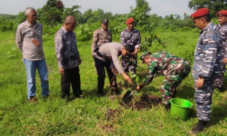 SINERGITAS POLRES PROBOLINGGO BERSAMA TNI LESTARIKAN LINGKUNGAN TANAM POHON DI GUNUNG BENTAR 1000170464