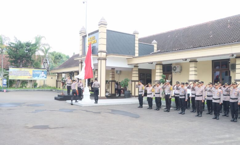 KAPOLRES KEDIRI KOTA PIMPIN UPACARA HARI KESADARAN NASIONAL 7 KAPOLRES KEDIRI KOTA PIMPIN UPACARA HARI KESADARAN NASIONAL 1000170613