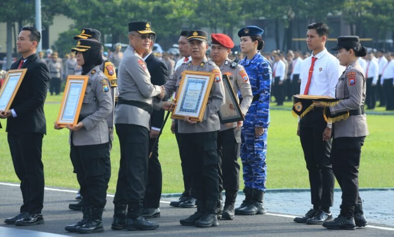 KAPOLDA JATIM BERI PENGHARGAAN UNTUK 366 ANGGOTA DAN MASYARAKAT BERPRESTASI 1000170627