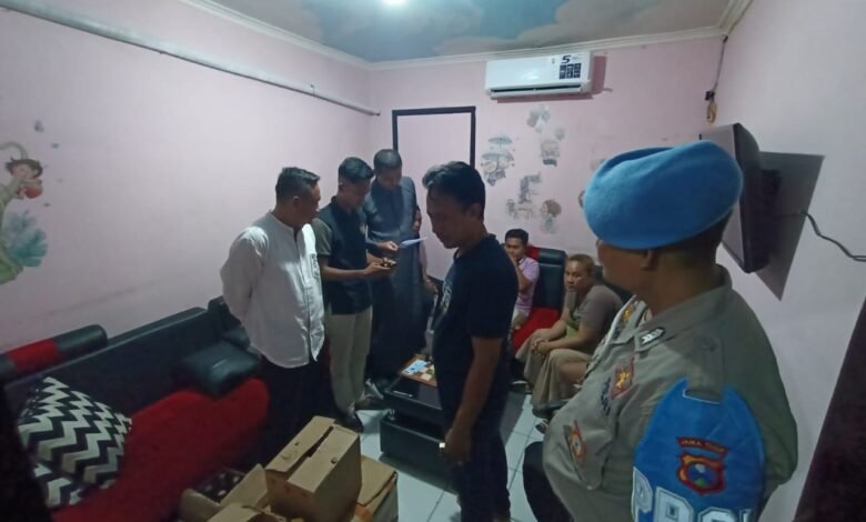 CIPTA KONDISI JELANG RAMADHAN, POLISI AMANKAN RATUSAN BOTOL MIRAS DI PAMEKASAN 1000170887