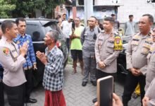 POLISI PEDULI, KAPOLRES GRESIK LEPAS RANTAI ODGJ DAN BANTU PENGOBATAN 1000171393