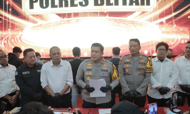 POLISI AMANKAN 11 PESILAT DIDUGA PELAKU PENGEROYOKAN DI BLITAR, 3 ORANG TELAH DITETAPKAN TERSANGKA 5 POLISI AMANKAN 11 PESILAT DIDUGA PELAKU PENGEROYOKAN DI BLITAR, 3 ORANG TELAH DITETAPKAN TERSANGKA 1000171398