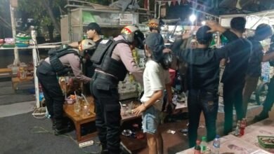 PATROLI PERINTIS PRESISI POLRES PELABUHAN TANJUNGPERAK MITIGASI KAMTIBMAS JELANG RAMADHAN, 10 PEMUDA PESTA MIRAS DIAMANKAN 1000173402