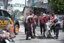 HARKAMTIBMAS, POLRES SITUBONDO PATROLI SAMBIL TAMBAL JALAN BERLUBANG 1000173409