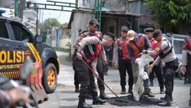 HARKAMTIBMAS, POLRES SITUBONDO PATROLI SAMBIL TAMBAL JALAN BERLUBANG 1000173409