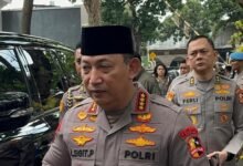 KAPOLRI MELAYAT KE RUMAH DUKA EKS WAKAPOLRI: POLRI KEHILANGAN SOSOK SYAFRUDDIN 1000173535