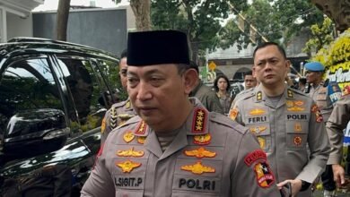 KAPOLRI MELAYAT KE RUMAH DUKA EKS WAKAPOLRI: POLRI KEHILANGAN SOSOK SYAFRUDDIN 1000173535