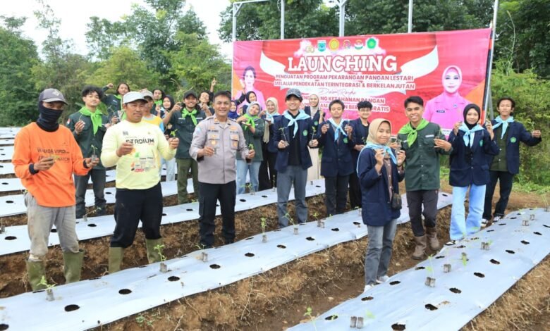 KOLABORASI MAHASISWA UIN MALANG BERSAMA POLDA JATIM WUJUDKAN KETAHANAN PANGAN NASIONAL 1000175576