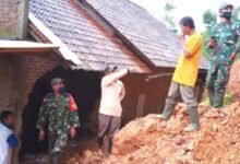 KOMPAK, POLISI BERSAMA TNI DAN BPBD TANGANI LONGSOR YANG MENIMPA RUMAH WARGA 1000176885