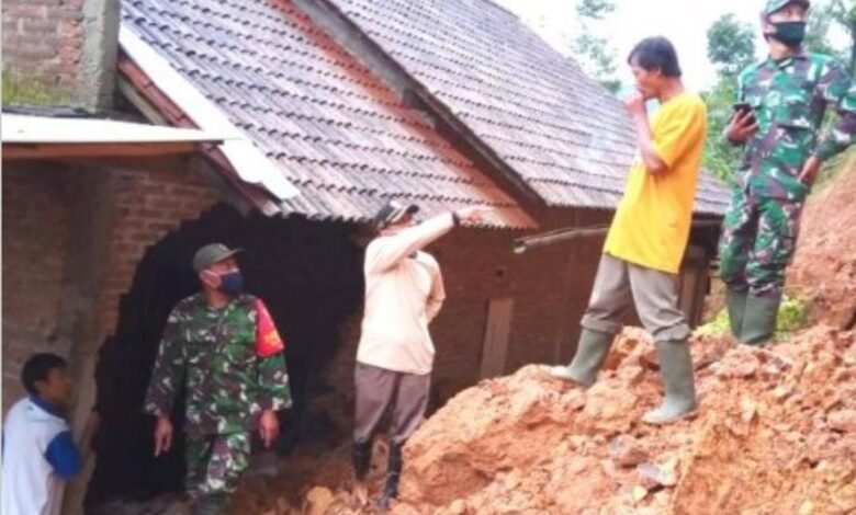 KOMPAK, POLISI BERSAMA TNI DAN BPBD TANGANI LONGSOR YANG MENIMPA RUMAH WARGA 1000176885