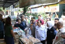 SIDAK PASAR BERSAMA FORKOPIMDA, KAPOLRESTA MALANG KOTA INGATKAN TENGKULAK AGAR TIDAK TIMBUN BAHAN POKOK 1000176899