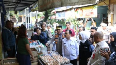 SIDAK PASAR BERSAMA FORKOPIMDA, KAPOLRESTA MALANG KOTA INGATKAN TENGKULAK AGAR TIDAK TIMBUN BAHAN POKOK 1000176899