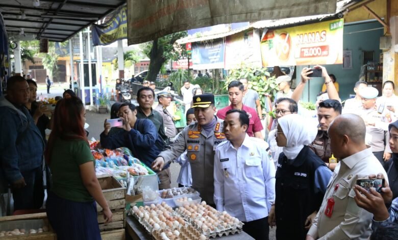 SIDAK PASAR BERSAMA FORKOPIMDA, KAPOLRESTA MALANG KOTA INGATKAN TENGKULAK AGAR TIDAK TIMBUN BAHAN POKOK 1000176899