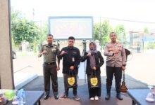 BAKSOS POLRI PRESISI, POLRES KEDIRI KOTA BAGIKAN PAKET SEMBAKO UNTUK MAHASISWA DAN WARGA 1000177108