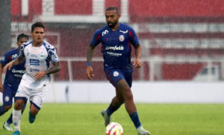 PELATIH PSIS APRESIASI ETOS KERJA PEMAIN MENAHAN IMBANG AREMA 1000366957