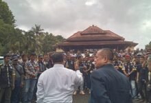 RATUSAN ANGGOTA LSM GMBI PADATI PN SUMEDANG, KAWAL SIDANG DUGAAN PENYALAHGUNAAN DANA ORGANISASI IMG 20250219 WA0020