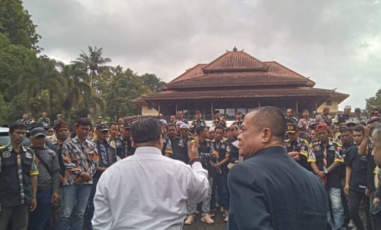 RATUSAN ANGGOTA LSM GMBI PADATI PN SUMEDANG, KAWAL SIDANG DUGAAN PENYALAHGUNAAN DANA ORGANISASI IMG 20250219 WA0020